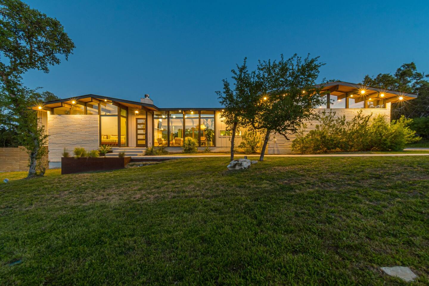 Luxury Retreat-Pool Spa-Gameroom-Firepit-Sleeps 12