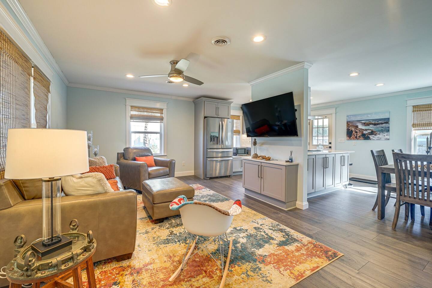 5 min Walk to Beach + Shops + Loop Access + Food