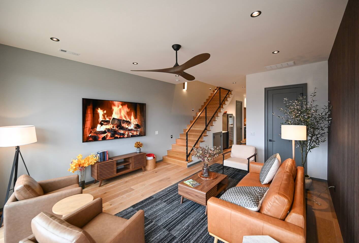 Downtown Basecamp: Stylish 3BR Townhouse