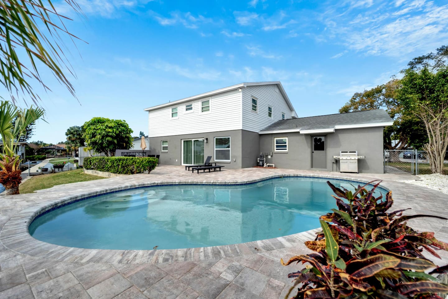 Waterfront Paradise | Modern | Pool & Grill