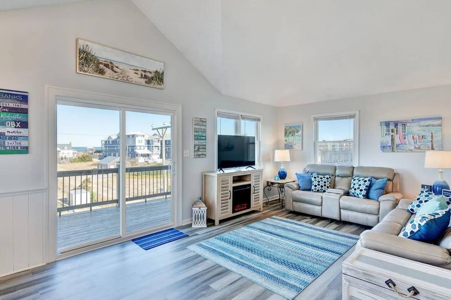 Water Views, Indoor Jacuzzi, Stunning Sunrises!