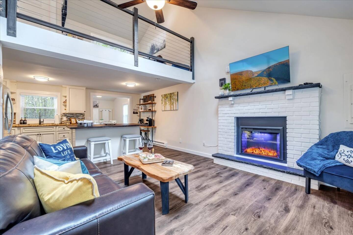 Hot Tub, Games, Electric Fireplace- Pets Welcome!