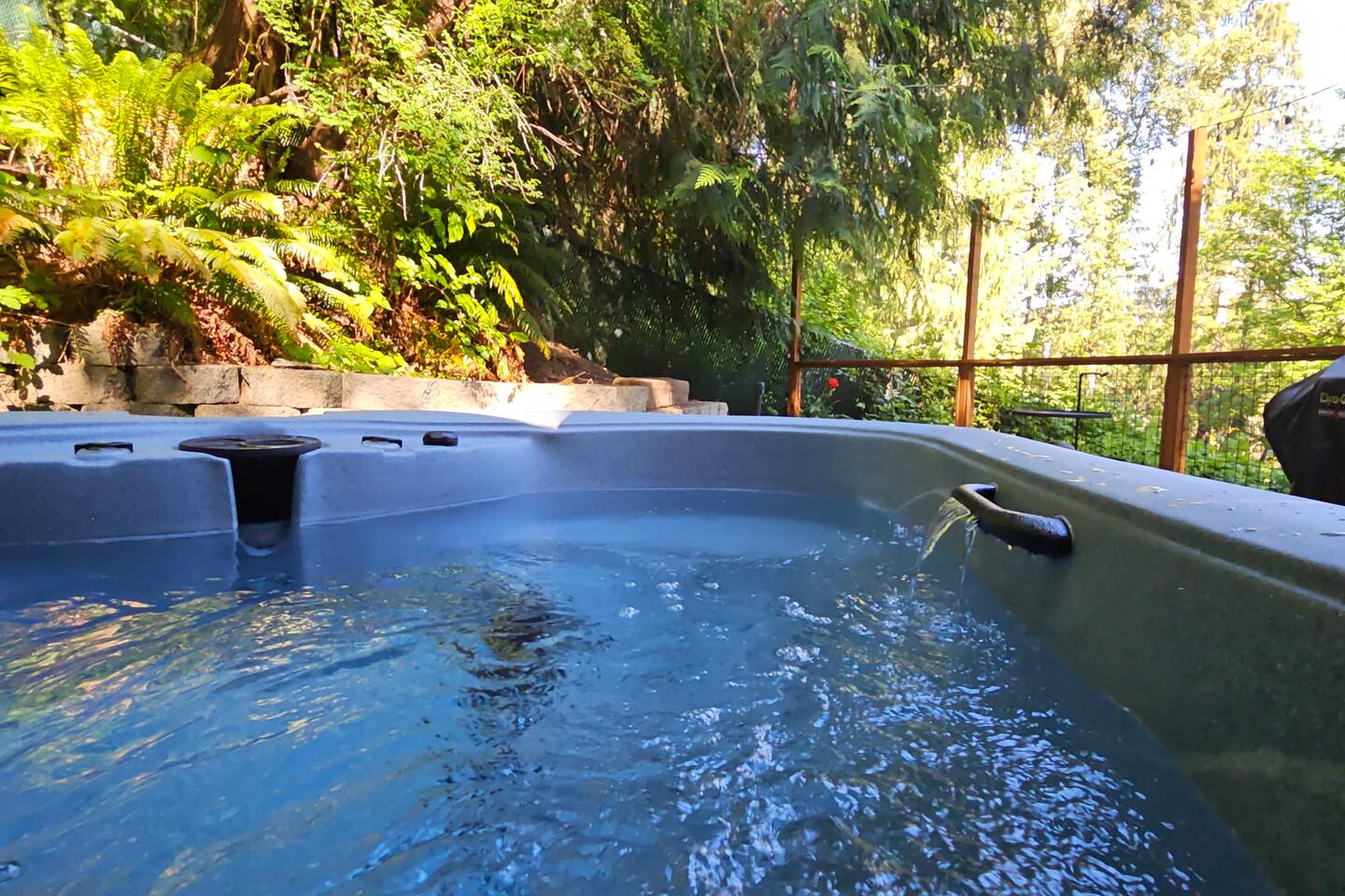 Hillside Hideaway + Firepit + Hot tub