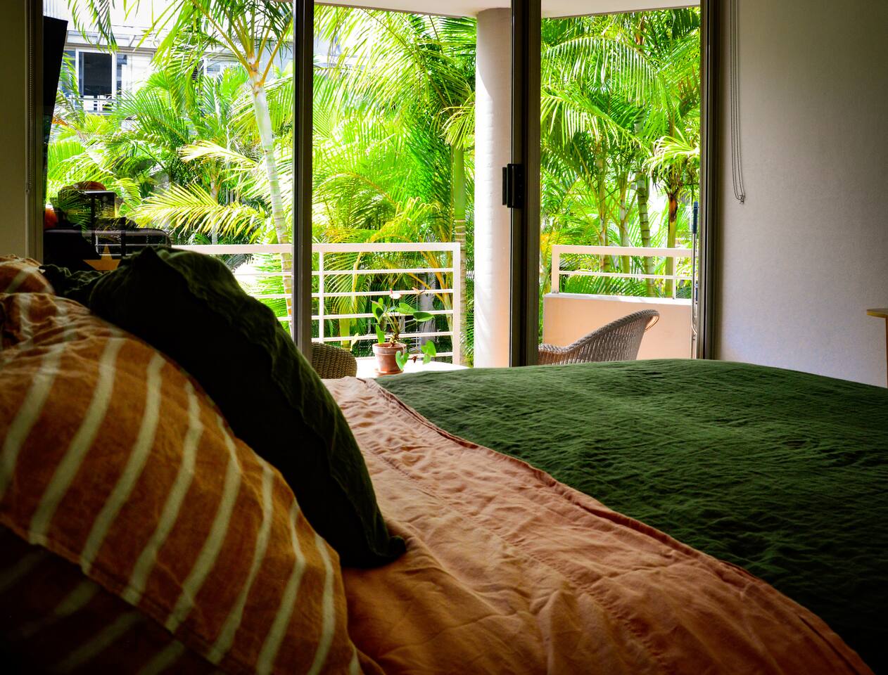 Oasis in central Sydney. Free Parking, Palms, Pool