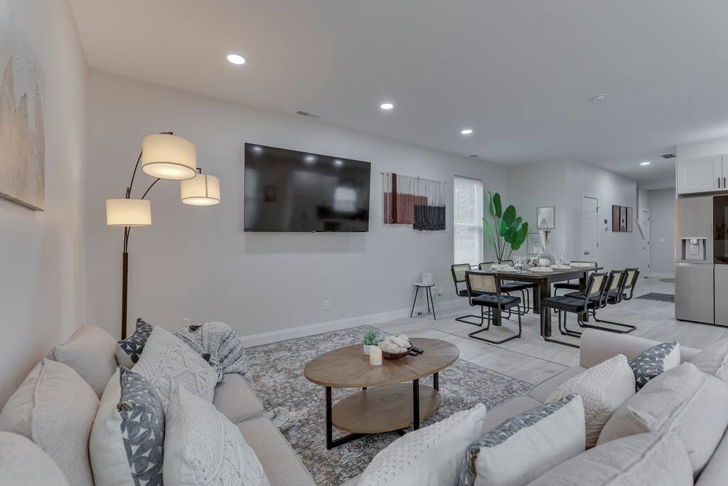 Luxury Modern Downtown Indy Escape: New Built