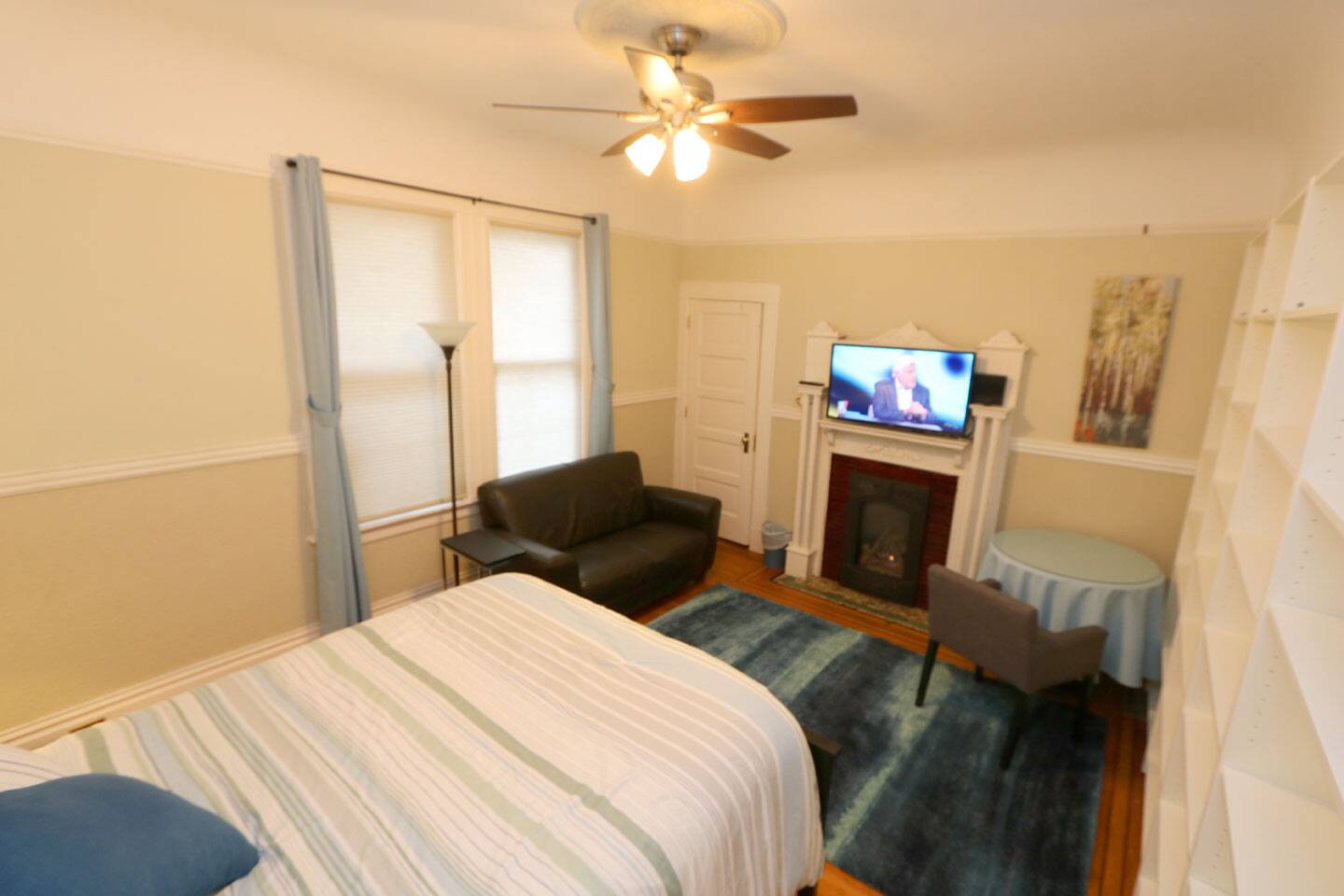Elegant Large Room with Roof Deck