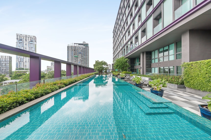 Bangkok Bliss | Work-Ready 1BD #409 | Fiber | BTS 2 Min