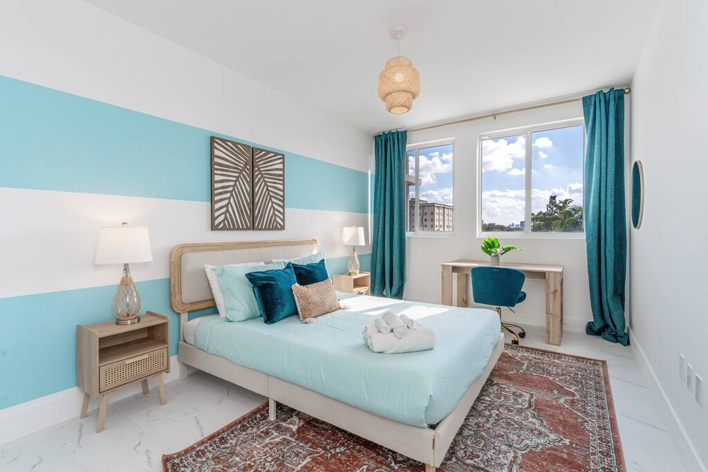 Stylish Gem Stay w/ Rooftop, Pool + Gym & Parking