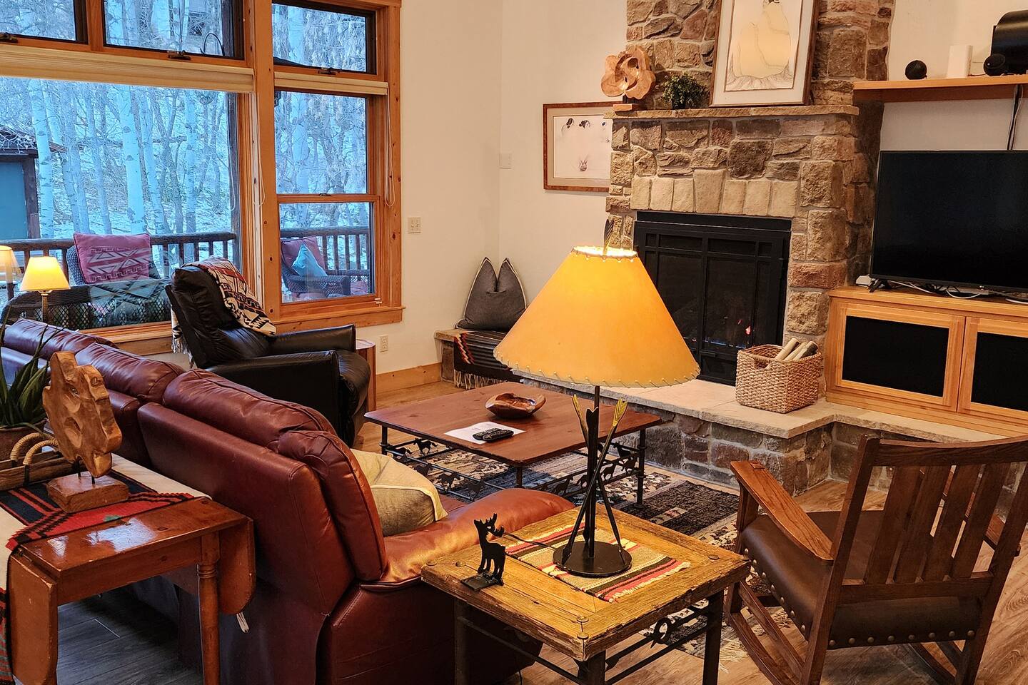 Sundance Vaulted Ceiling cabin, Hot tub, huge lawn