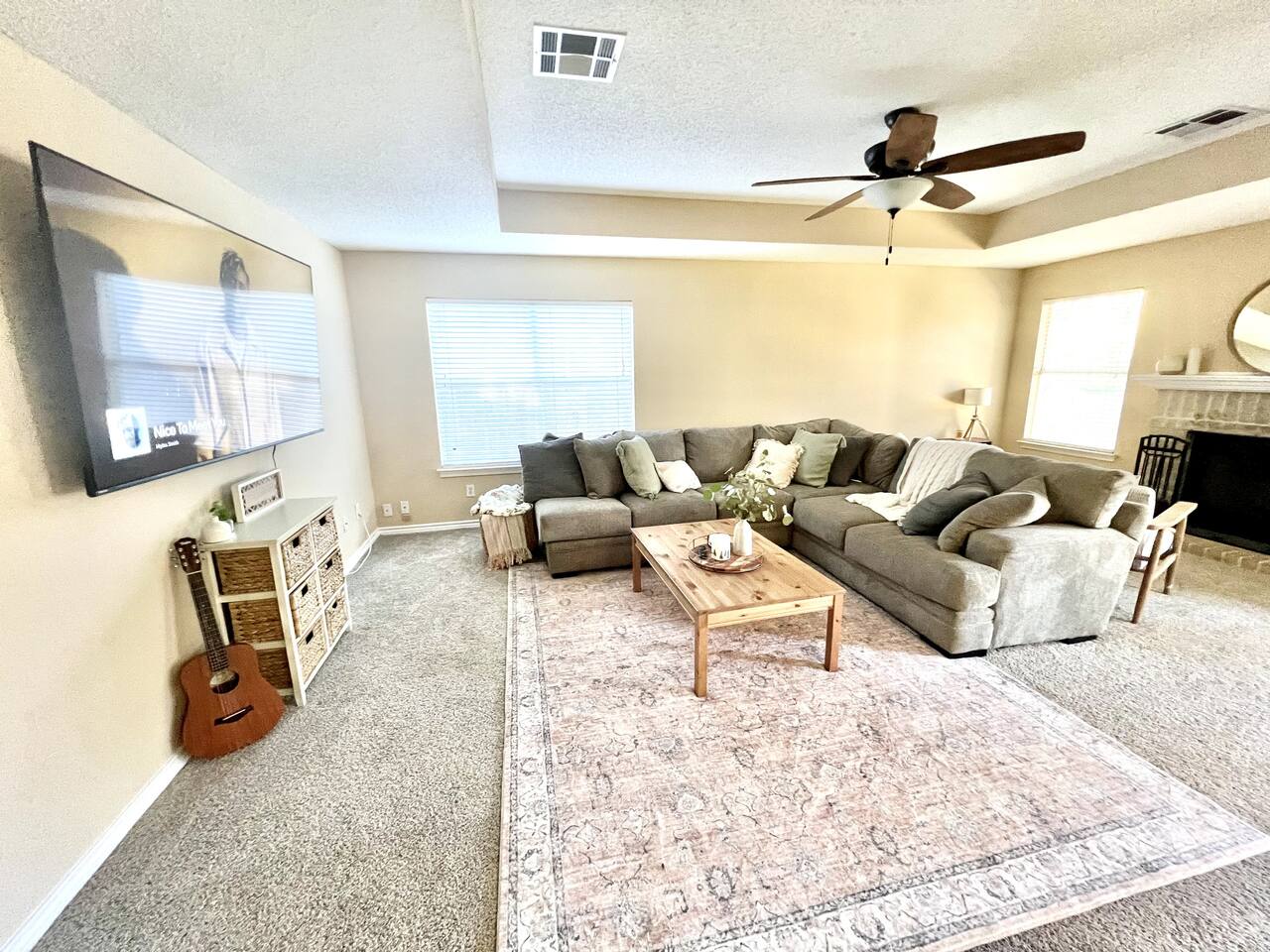 Cozy and Clean Home,  Large Backyard, 75-inch TV