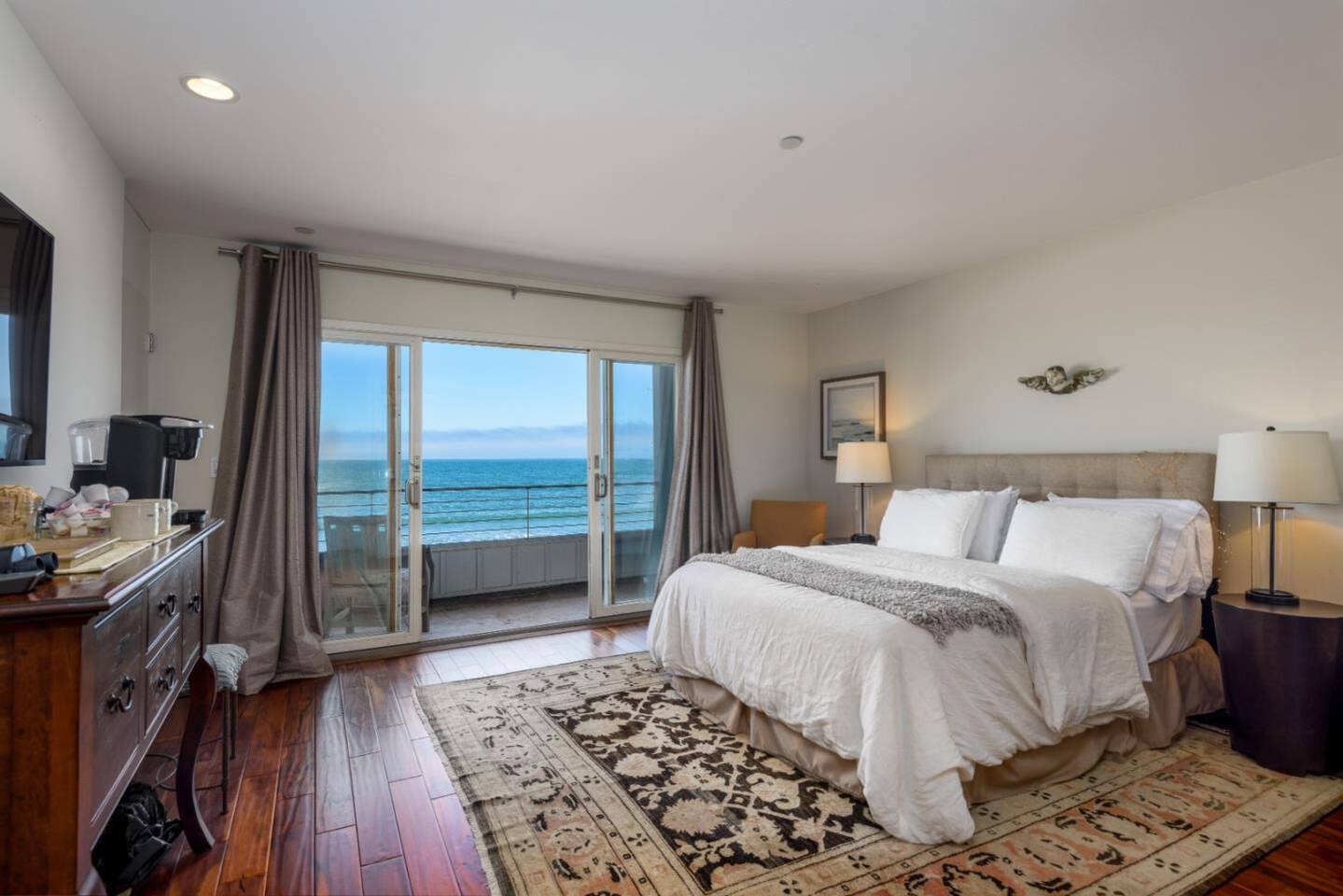 Wave House: Oceanfront Retreat - Mavericks Suite