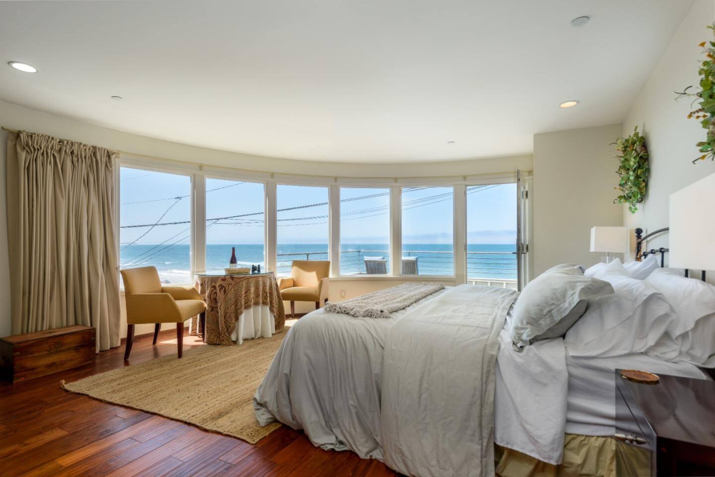 Wave House: Oceanfront Retreat - Miramar Suite