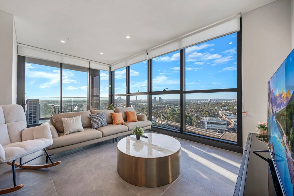 Luxury 1BR Apt with Stunning City Skyline Views