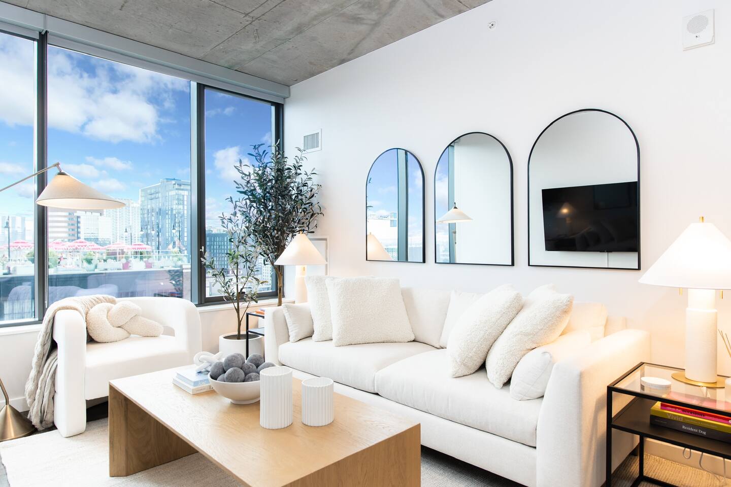 Luxury Midtown 1BR Condo - Pool, Gym, City Views — photo 1