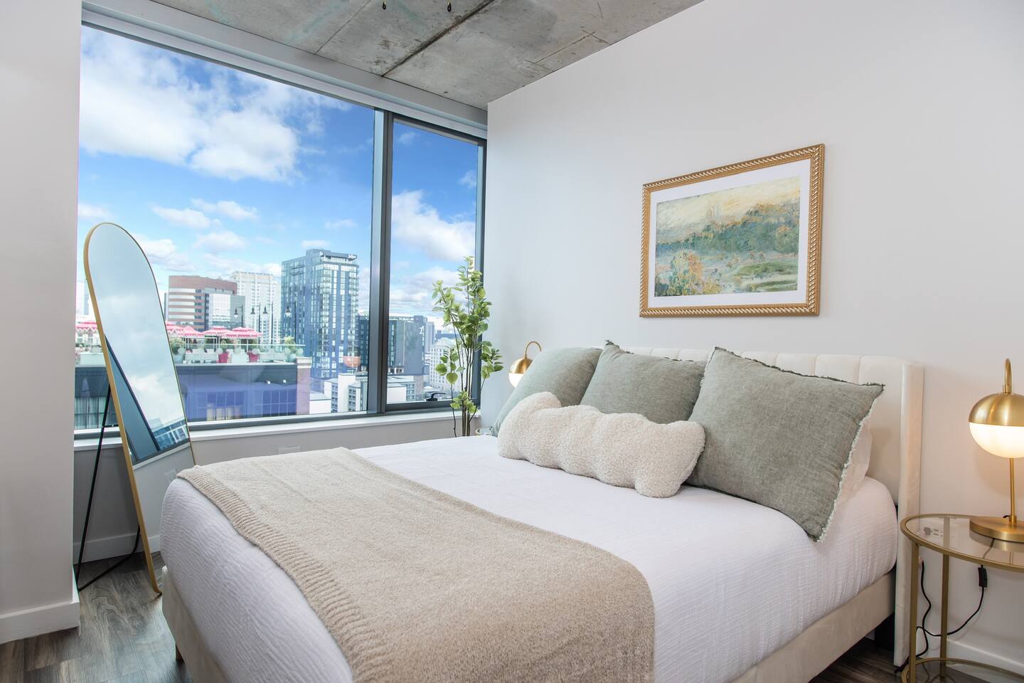 Luxury Midtown 1BR Condo - Pool, Gym, City Views — photo 3