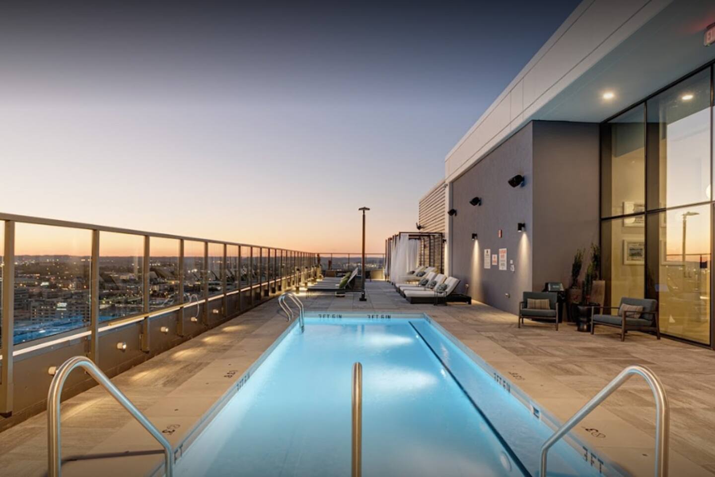 Luxury Midtown 1BR Condo - Pool, Gym, City Views — photo 2