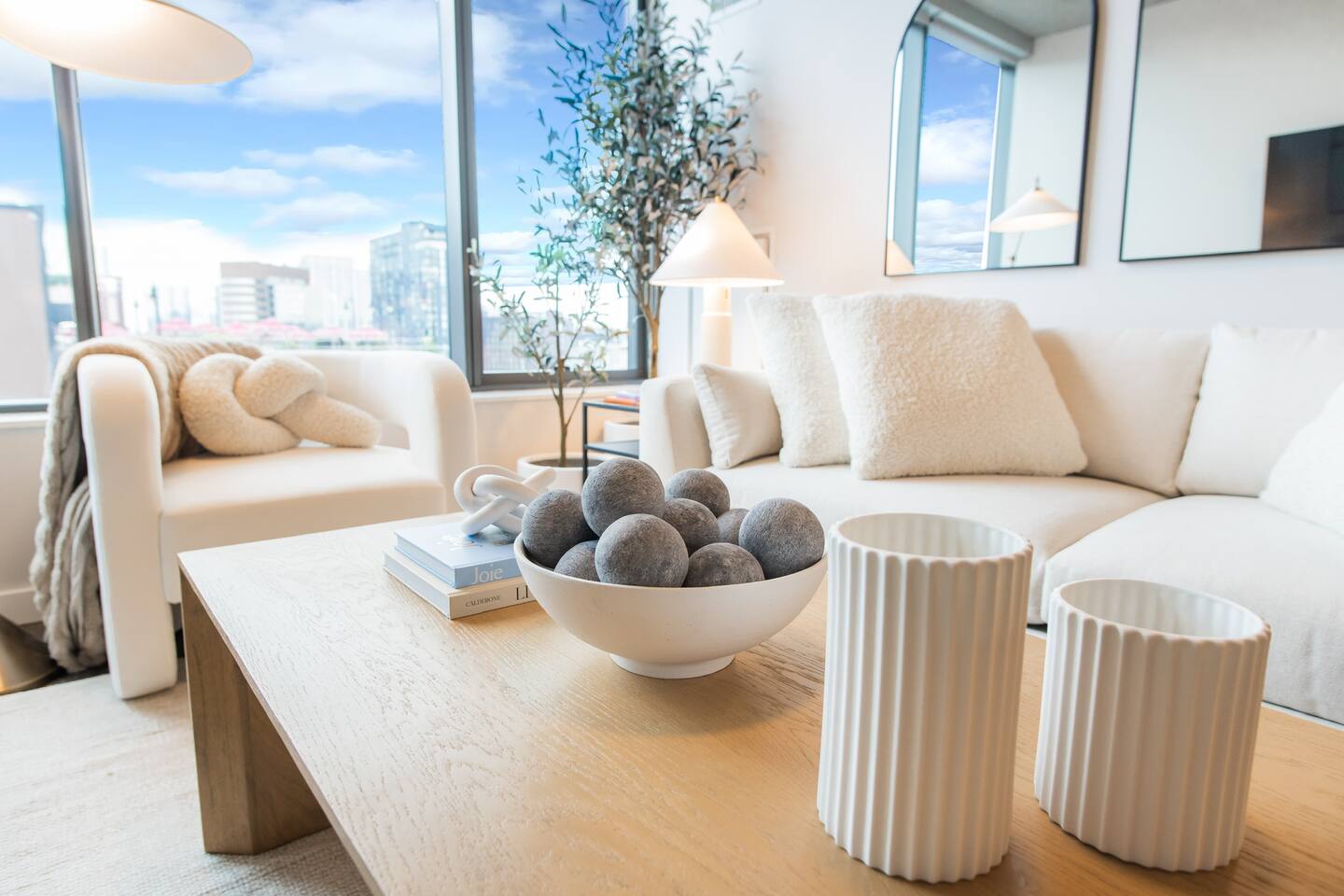 Luxury Midtown 1BR Condo - Pool, Gym, City Views — photo 4