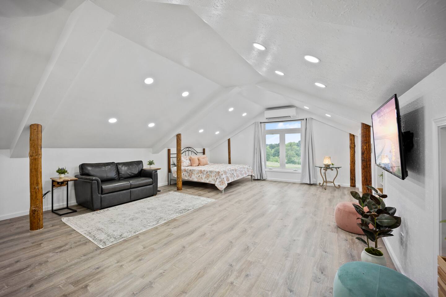 Private Loft Studio On Acreage + Near Liberty