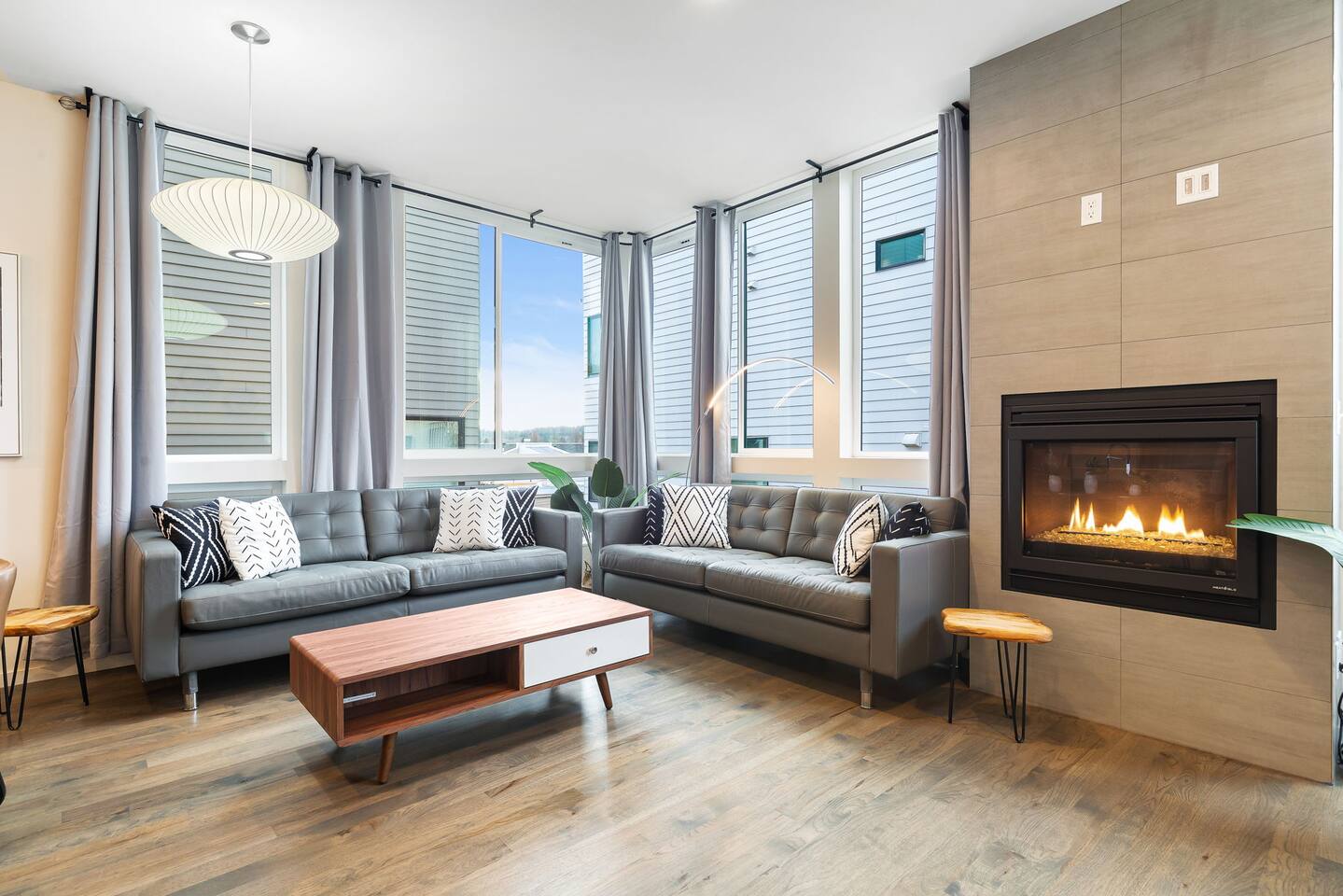 Designer 4B2.5B in Ballard sleeps 10