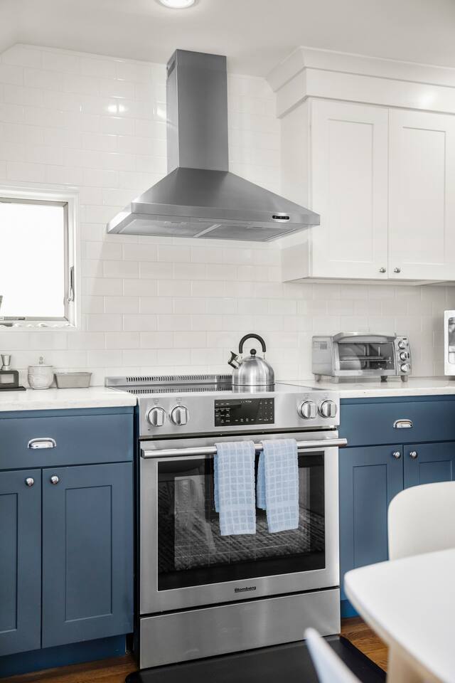 West End Nest - Deck + Bayview + Parking | Sleep 4