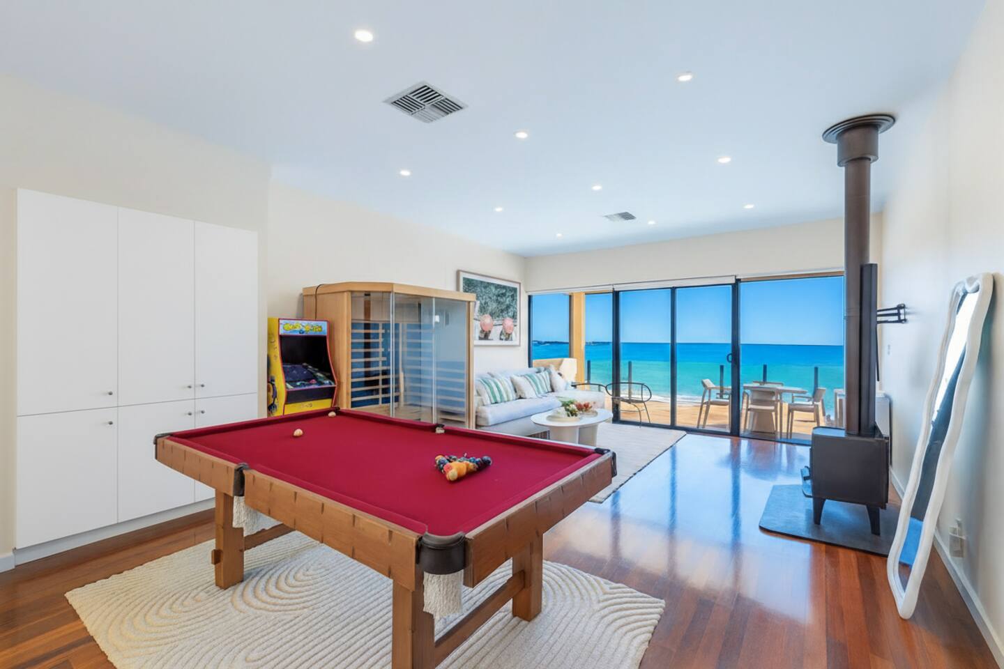 Second upper living area, usable as a fourth bedroom