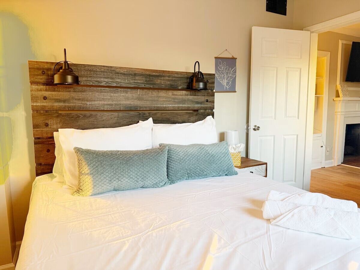 Spring Street Suites D | QUEEN 3BD/1BA Stylish Apt