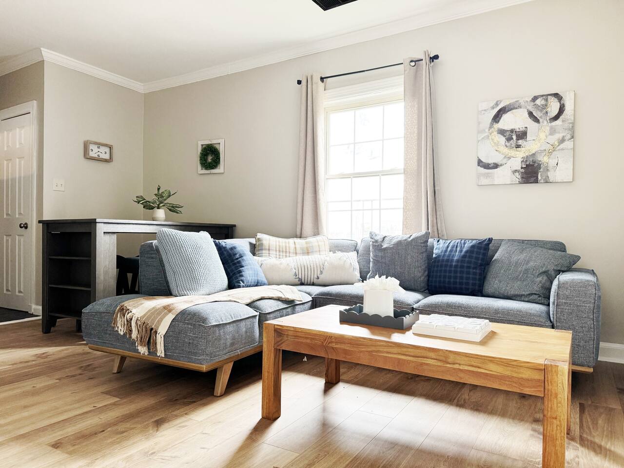 Spring Street Suites D | QUEEN 3BD/1BA Stylish Apt