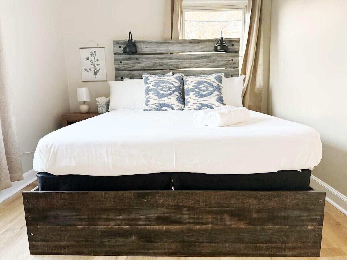 Spring Street Suites D | QUEEN 3BD/1BA Stylish Apt