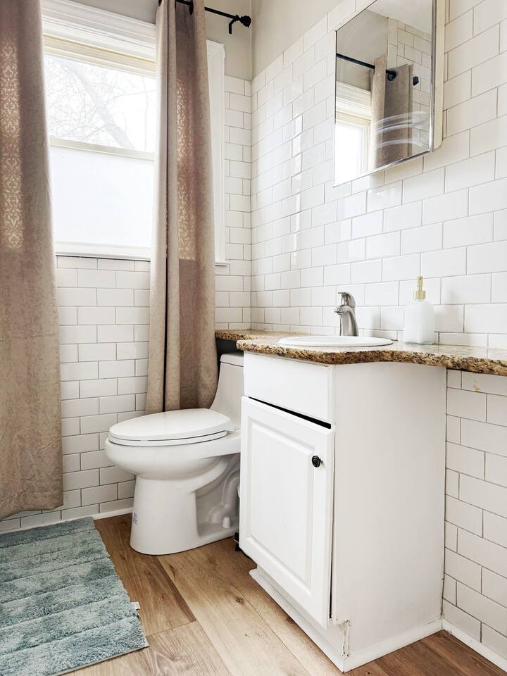 Spring Street Suites D | QUEEN 3BD/1BA Stylish Apt