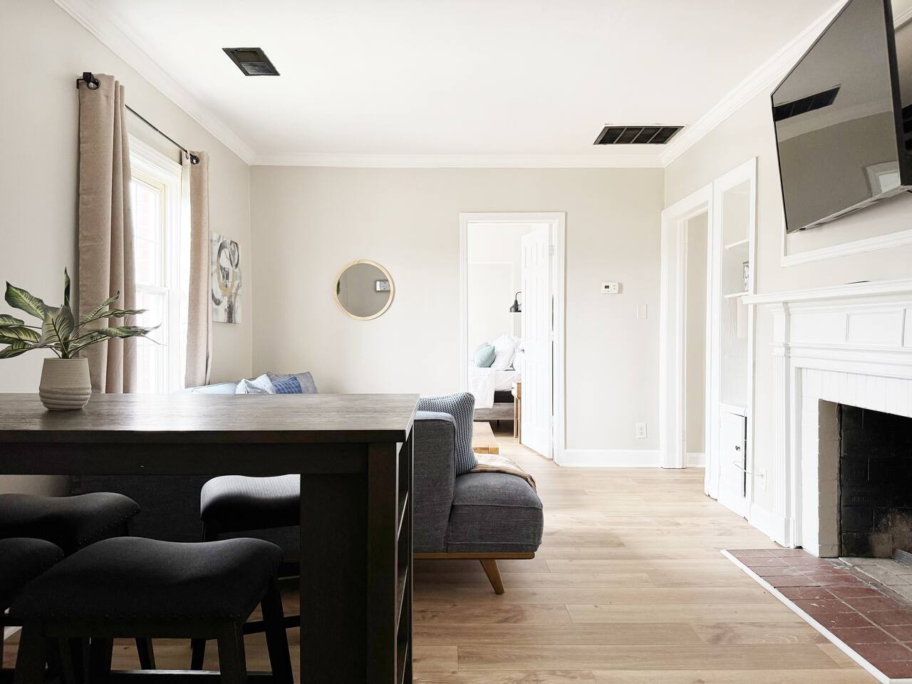 Spring Street Suites D | QUEEN 3BD/1BA Stylish Apt