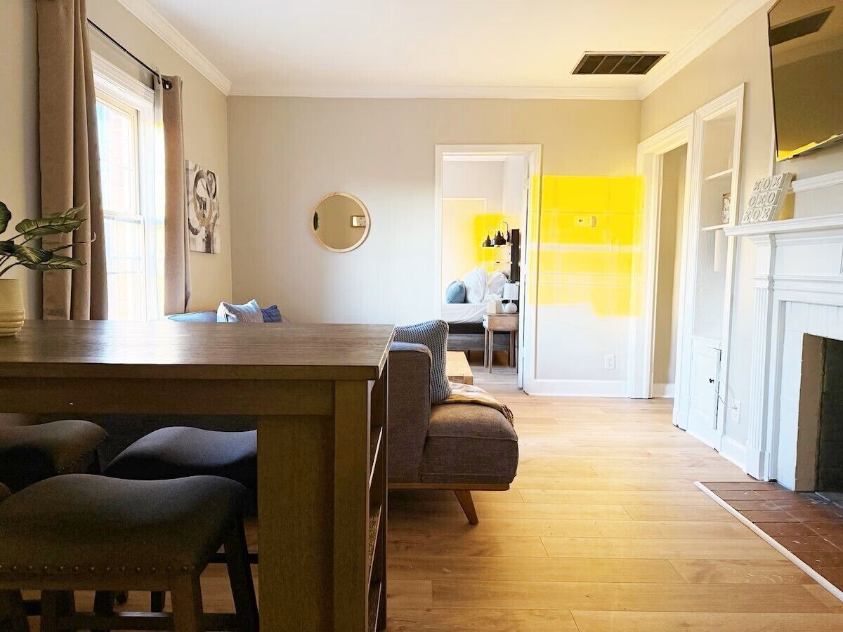 Spring Street Suites D | QUEEN 3BD/1BA Stylish Apt