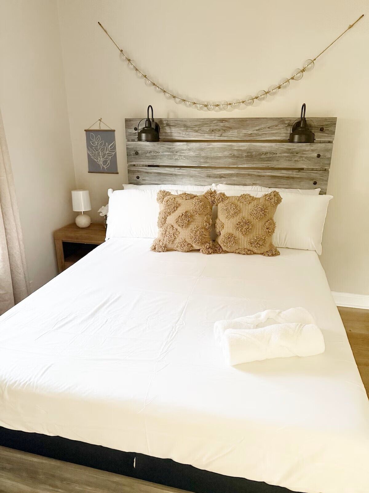Spring Street Suites D | QUEEN 3BD/1BA Stylish Apt