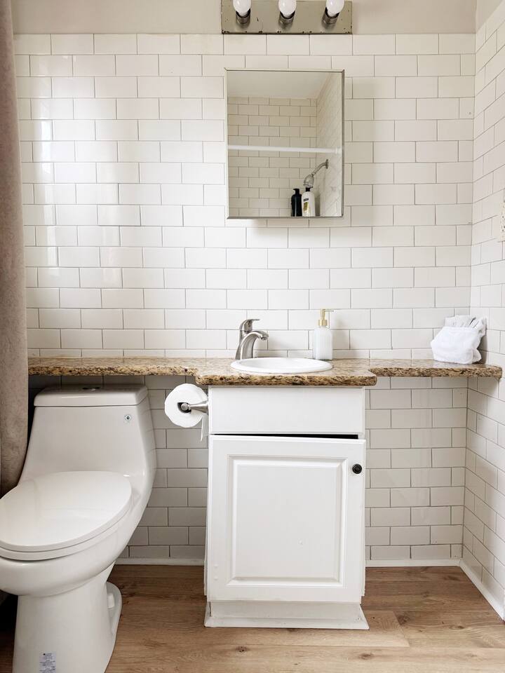 Spring Street Suites D | QUEEN 3BD/1BA Stylish Apt