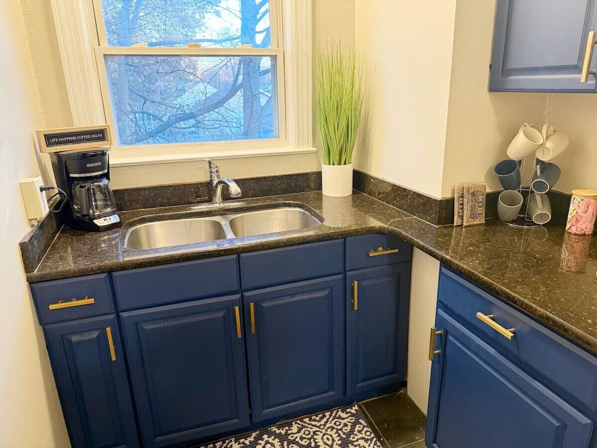 Spring Street Suites D | QUEEN 3BD/1BA Stylish Apt