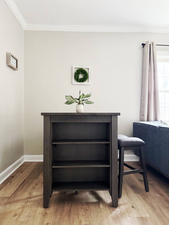 Spring Street Suites D | QUEEN 3BD/1BA Stylish Apt photo 3