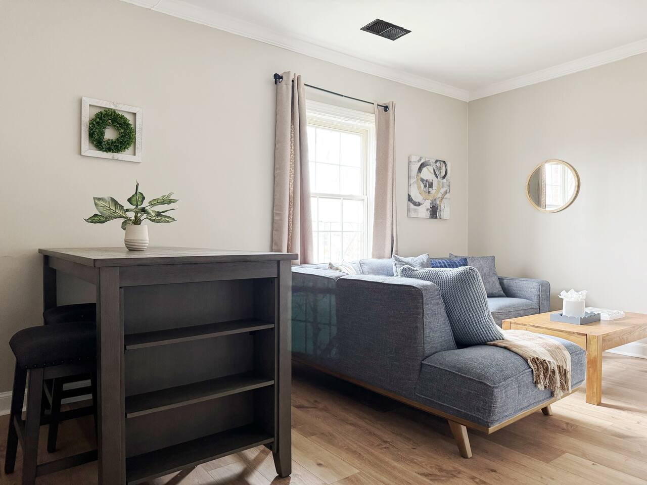 Spring Street Suites D | QUEEN 3BD/1BA Stylish Apt photo 4