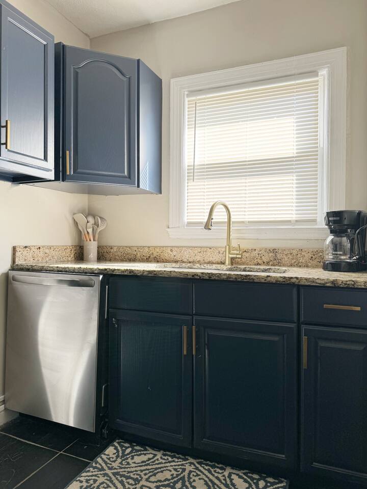 Spring Street Suites D | QUEEN 3BD/1BA Stylish Apt