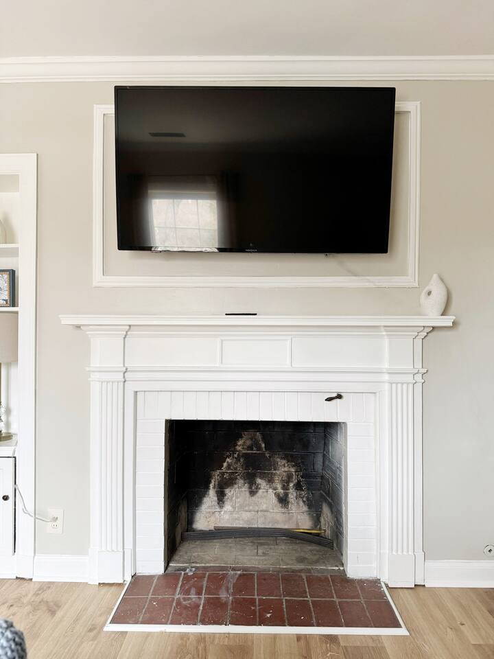 Spring Street Suites D | QUEEN 3BD/1BA Stylish Apt