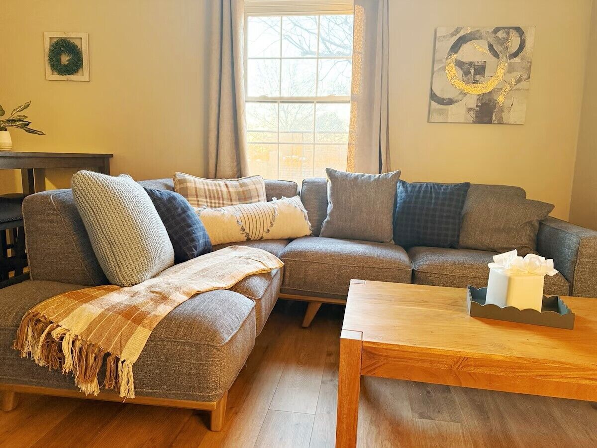 Spring Street Suites D | QUEEN 3BD/1BA Stylish Apt