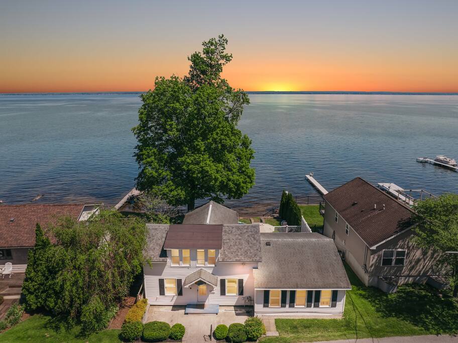 Sleeps10 Lakefront | Dock : Fire Pit & Near Casino