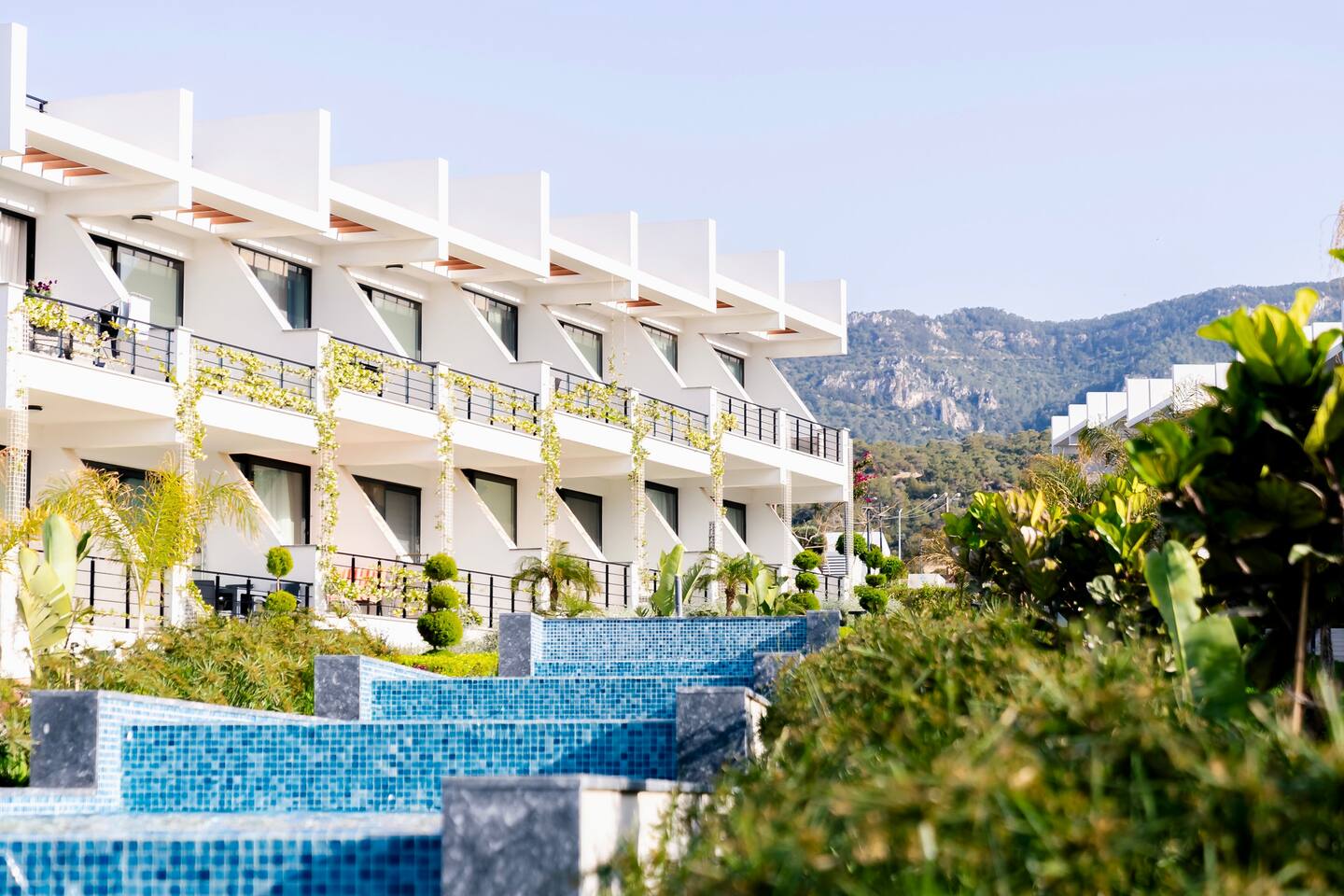 Modernes Studio: Entspannung mit Pool & Meerblick