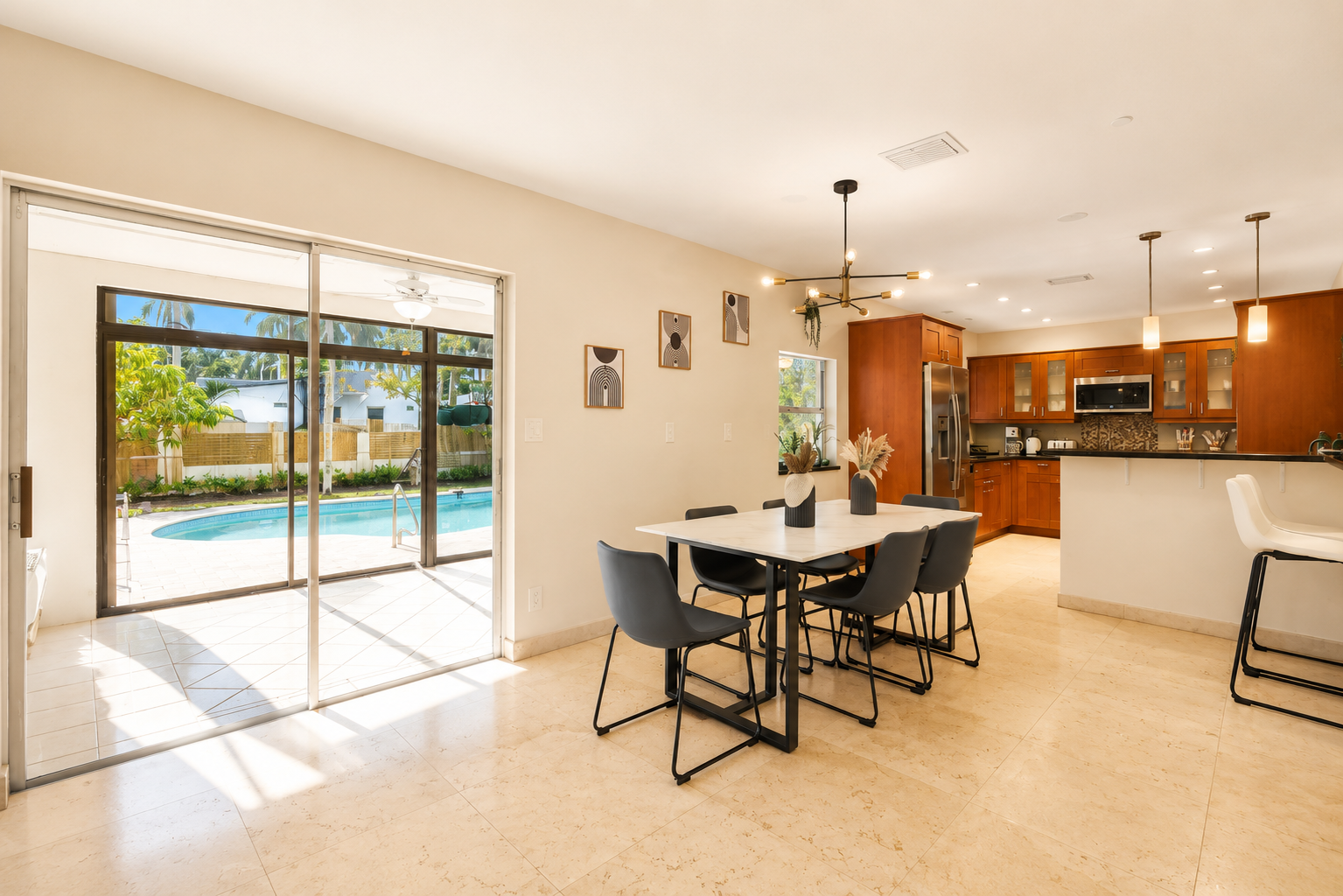 Évasion Côtière avec Piscine Chauffée près de la Plage 𝙗𝙮 𝙎𝙏𝘼𝙔-𝙏𝙊𝘿𝘼𝙔 | Hollywood Lakes