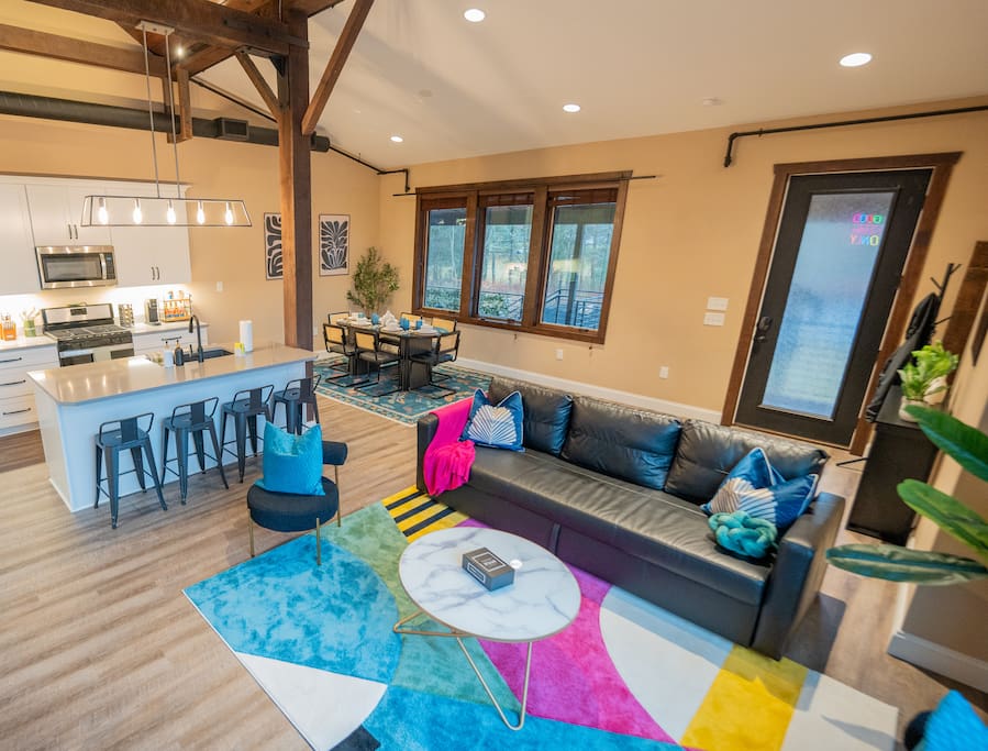 The ModLux Loft | King Bed | Free Parking