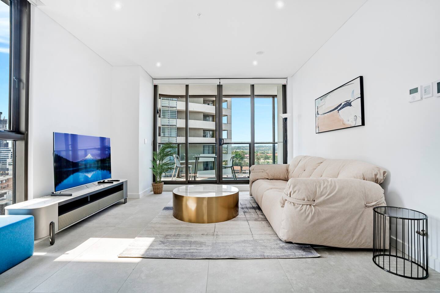 Stylish 2BR Apt with Pool & Views Near Parramatta