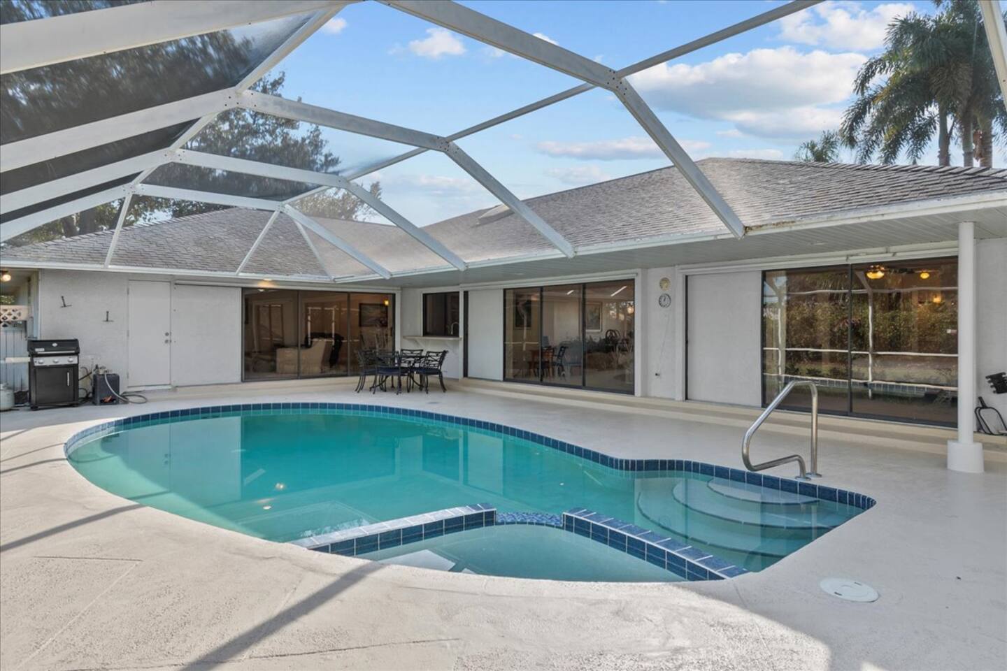 Riverside Retreat: 4BR/3BA