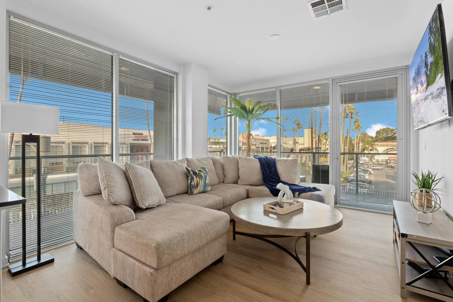 The Rose-Spacious 3BDNear Shops- Pool, Gym, HotTub