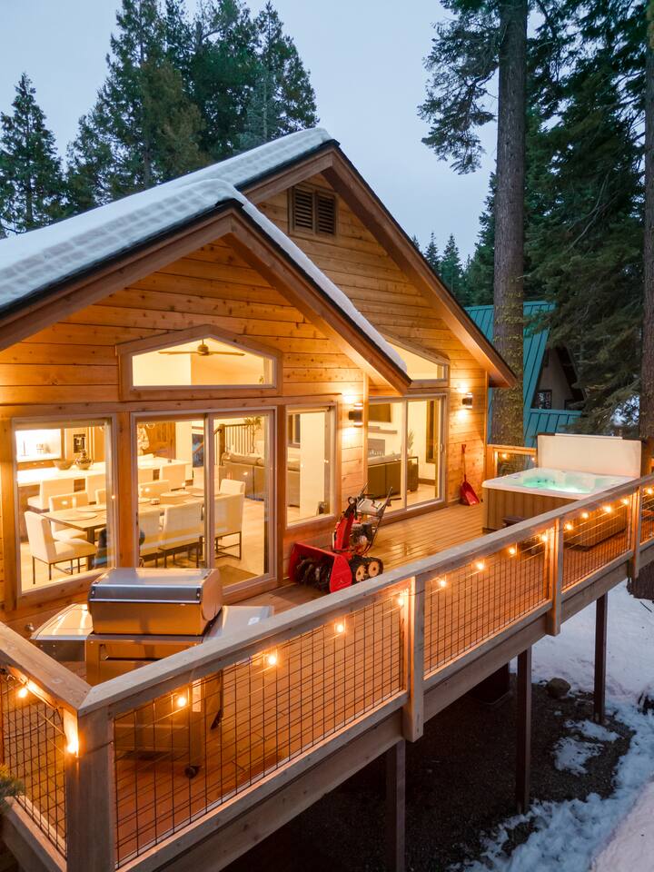 Luxe New-Build | Hot Tub | Grill | King Bed | Desk