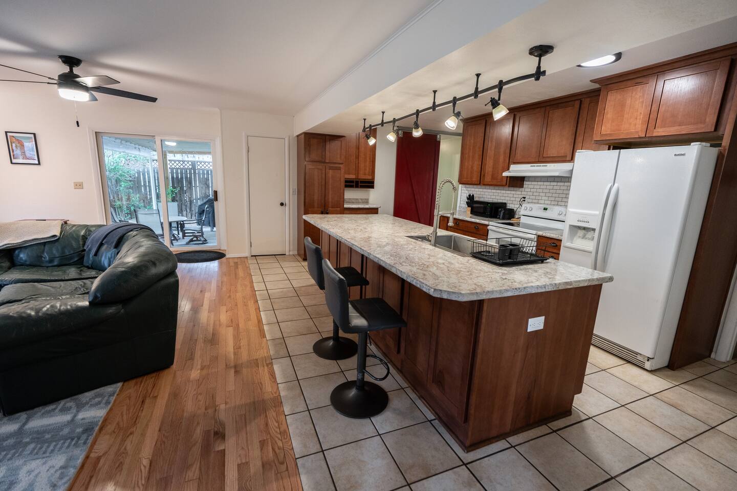 4 Bedrooms, Hot-Tub, Fenced Yard