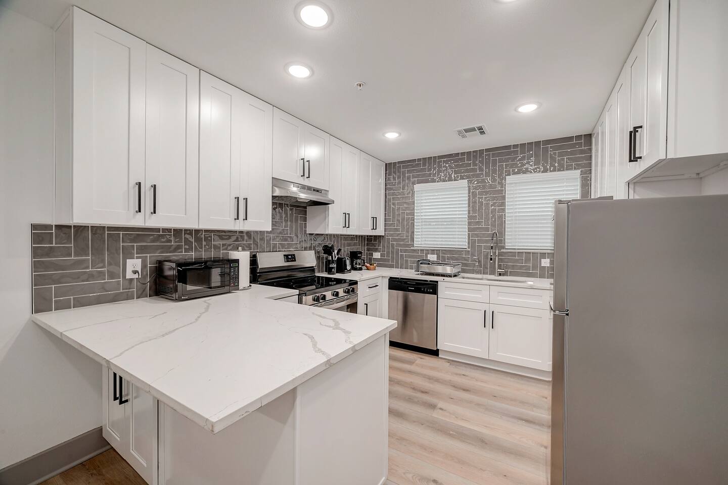 2 Bed / 2 Bath APT Medical Center Cozy Newly built