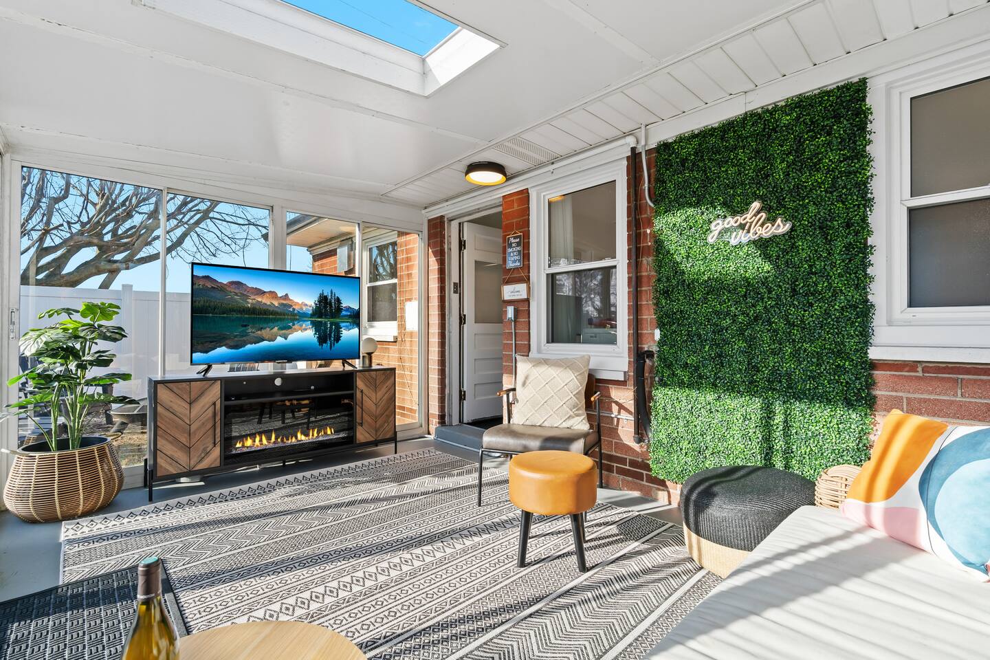 Cozy Home w/ King Bed Enclosed Patio Bonfire BBQ